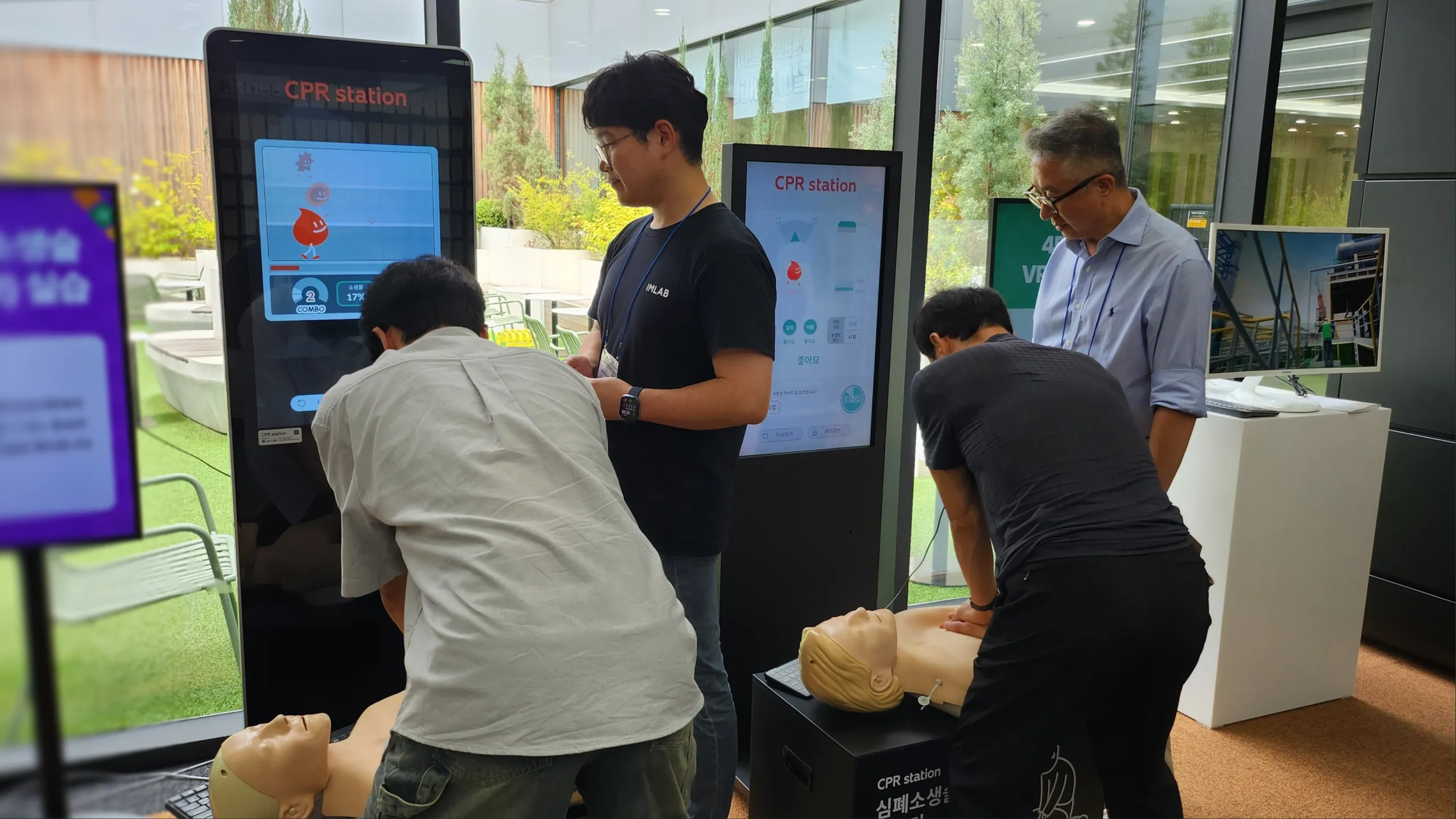 행사장에 설치된 CPR station으로 심폐소생술을 체험하는 사람들